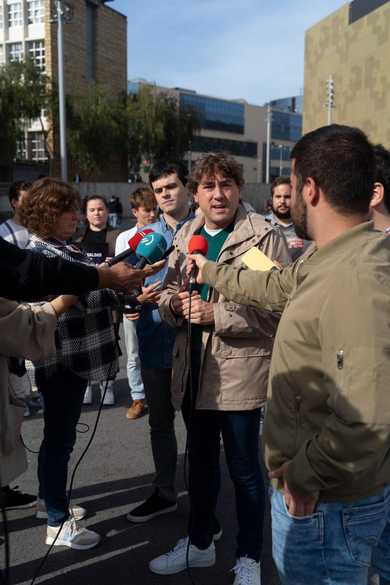 JSE_Egaz's tweet photo. Gaur goizean #Bilbo-n gure parte-hartze politikarako kanpaina aurkeztu dugu, euskal gazte aurrerakoiei zuzenduta.
Gaur egungo eta etorkizuneko erronkei aurre egiteko: lana, konpromisua eta borroka.
#Play4Real #BatEgin #ZureEtorkizunaJokoanDago https://t.co/R0cMWYMyUA