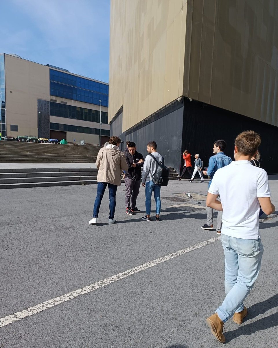 JSE_Egaz's tweet photo. Tras la presentación, hemos repartido folletos informativos entre estudiantes y jóvenes para dar a conocer nuestra campaña #Play4Real
👇🌹 https://t.co/NihiEVYQGm