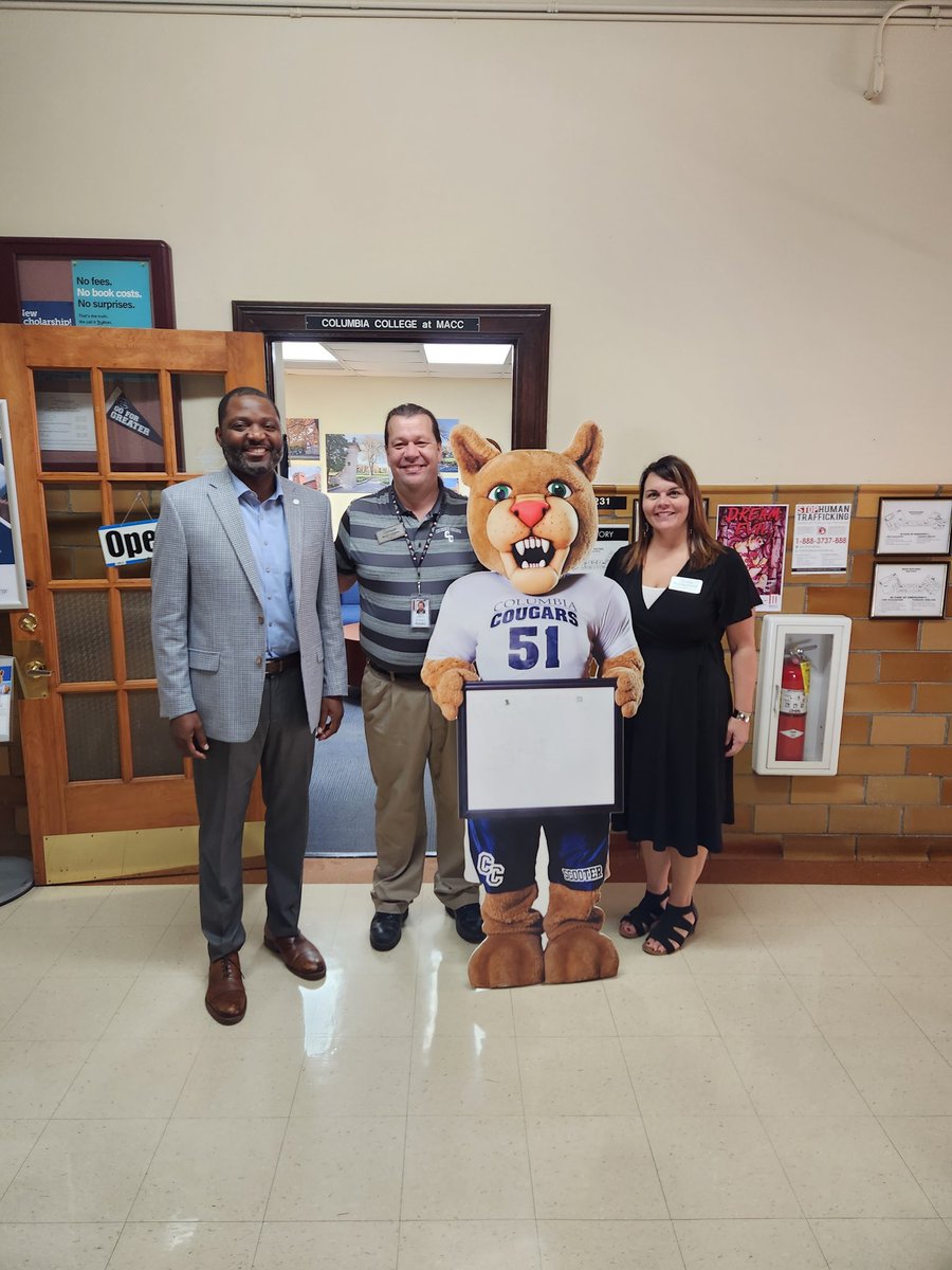 Shadel_Hamilton's tweet photo. I love traveling the country to visit with our teams doing great work in their communities. Today was another example. Thank you, Moberly and Lake of the Ozarks! And thank you for everything you do for your students. Ft. Leonard Wood, Waynesville, and Rolla you're next! #WeAreCC https://t.co/SiU0Te0iKS