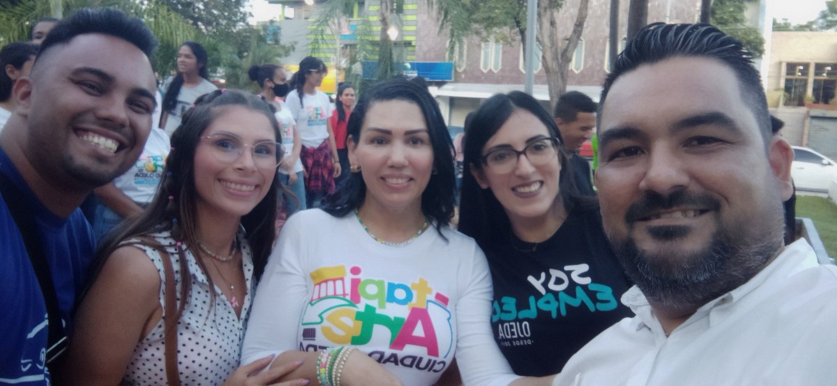 LuisAugustoVzla's tweet photo. Excelente actividad promovida por Tapi Arte para la mega recolecta de tapitas, se logró sumar a emprendedores, amigos y todo ciudadano que quiere ayudar con el Mural Ecológico de Ciudad Ojeda. #Reciclaje #ArteUrbano https://t.co/yYV9tbHZw6