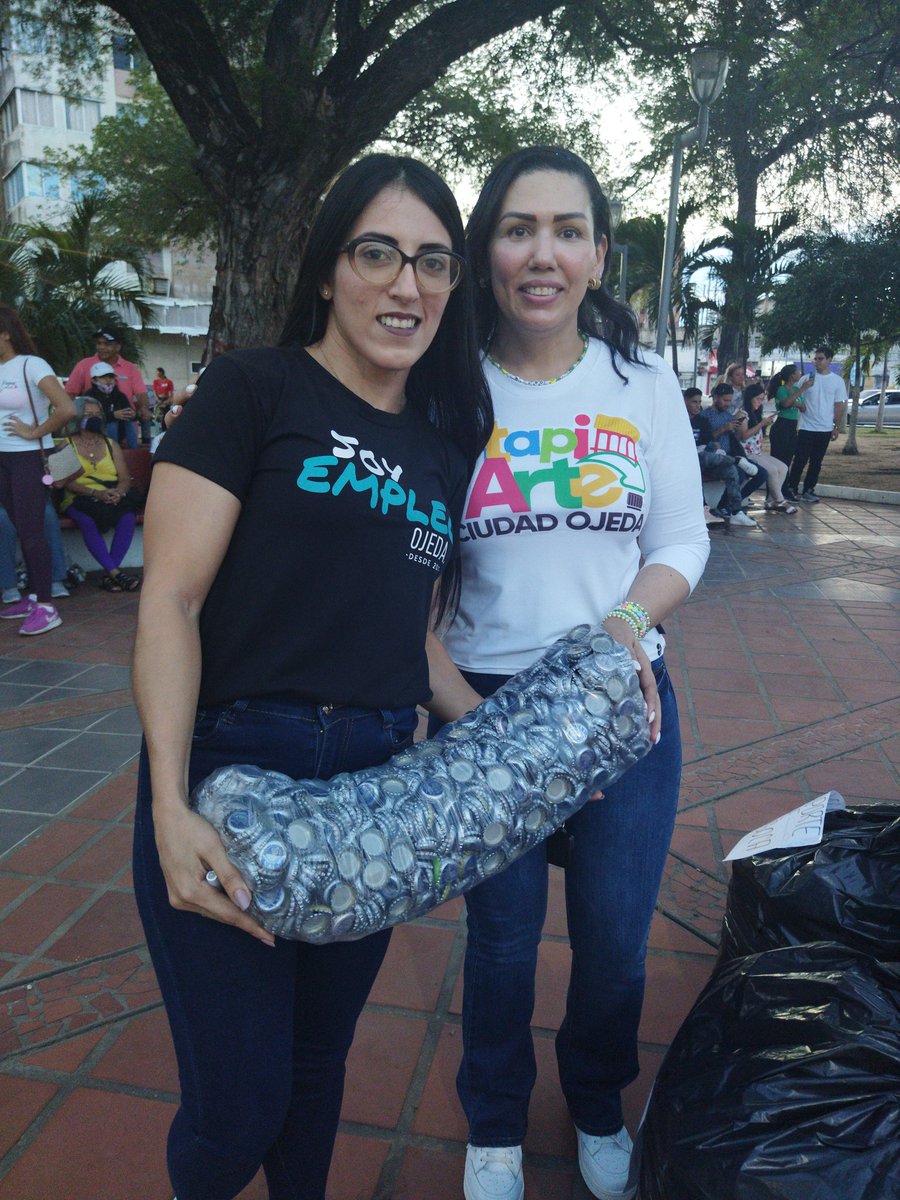 LuisAugustoVzla's tweet photo. Excelente actividad promovida por Tapi Arte para la mega recolecta de tapitas, se logró sumar a emprendedores, amigos y todo ciudadano que quiere ayudar con el Mural Ecológico de Ciudad Ojeda. #Reciclaje #ArteUrbano https://t.co/yYV9tbHZw6