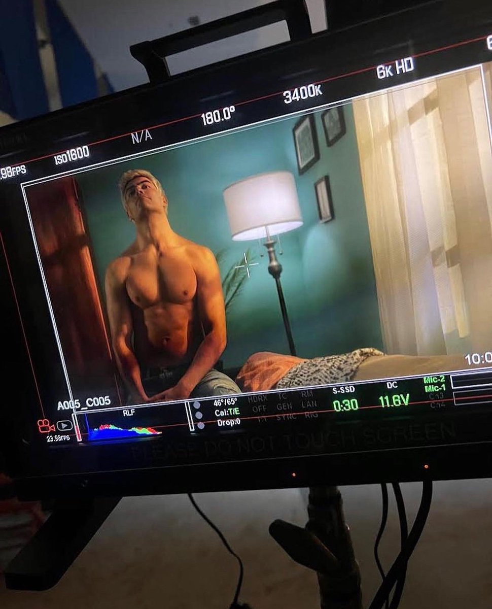 Dos nuevas fotos BTS de Torn compartidas en la cuenta de Jennifer L. Armentrout #passionflix #wickedseries #tornmovie #BehindtheScenes