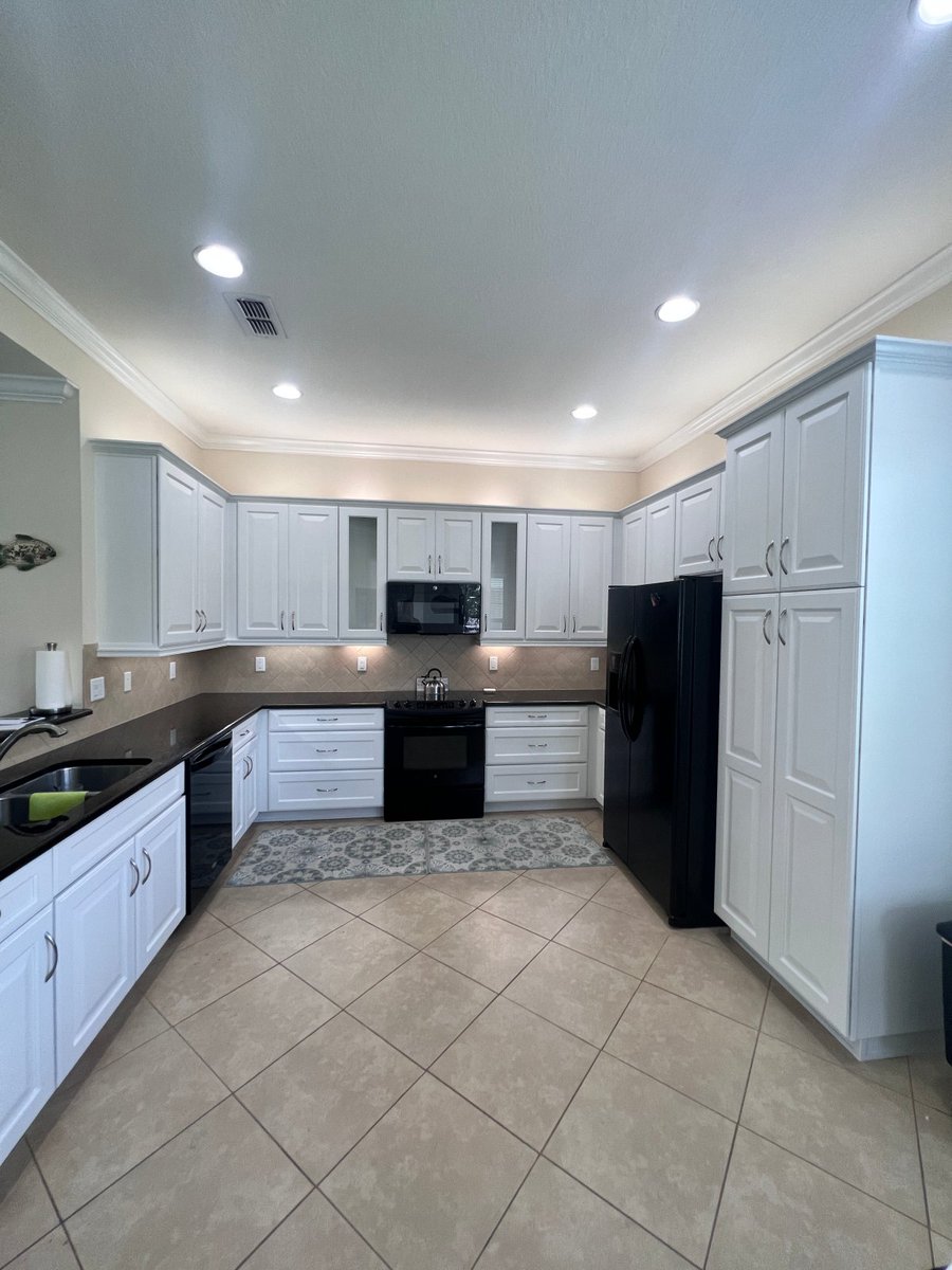 CabinetPaint's tweet photo. This #cabinetpaintingco transformation features #sherwinwilliams #extrawhite and takes the entire space from boring to beautiful! We love what we do for our clients, helping them love their cabinets again! #kitchenideas #kitchendesign #interiordecor #hgtv #kitchencabinets https://t.co/n2scp58nx9