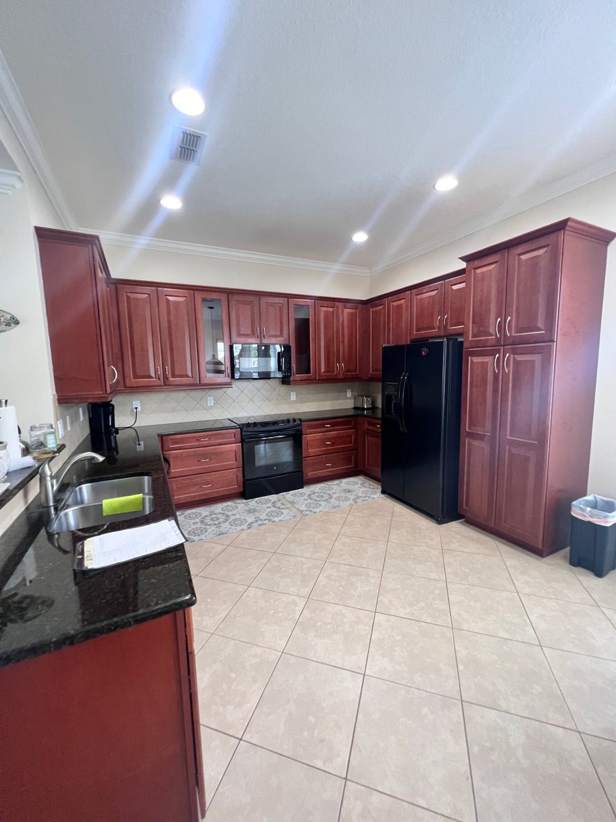 CabinetPaint's tweet photo. This #cabinetpaintingco transformation features #sherwinwilliams #extrawhite and takes the entire space from boring to beautiful! We love what we do for our clients, helping them love their cabinets again! #kitchenideas #kitchendesign #interiordecor #hgtv #kitchencabinets https://t.co/n2scp58nx9