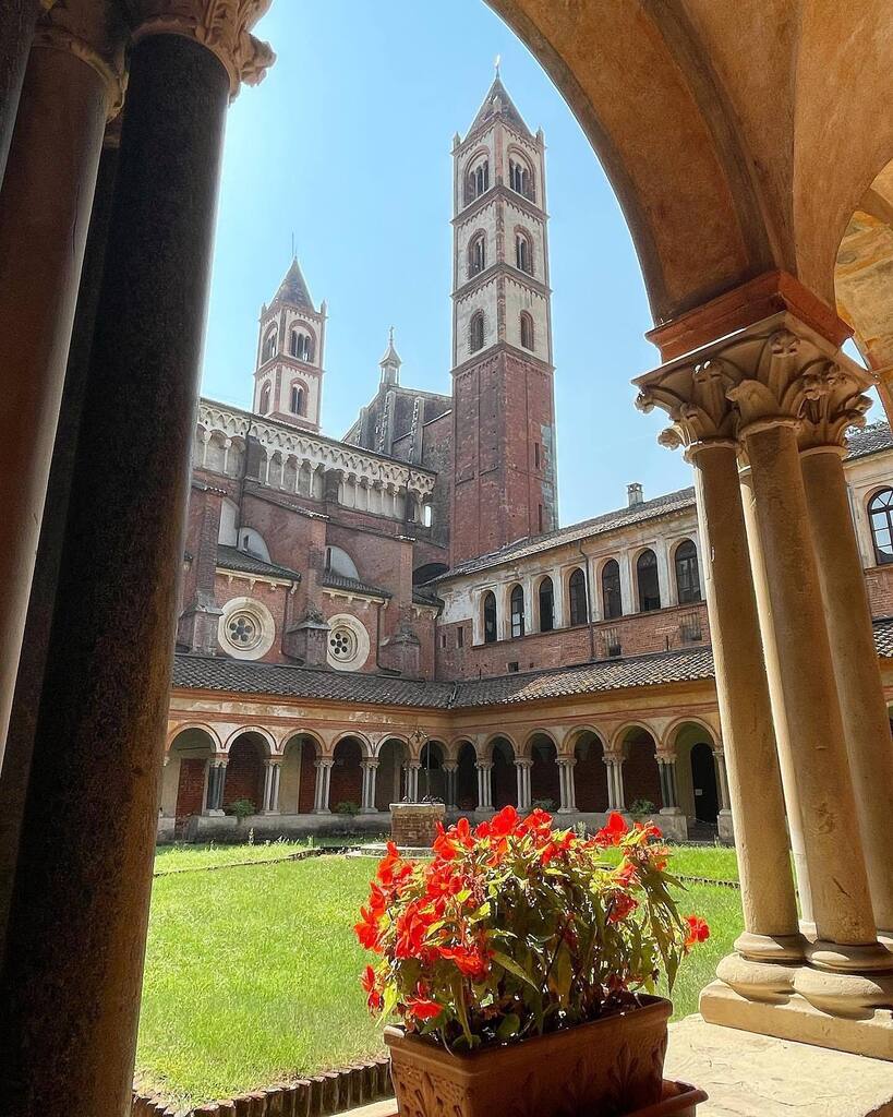📍Vercelli, basilica di Sant'Andrea
📸 <a href="/gorlasimone/">Simone Gorla</a> 
🔍 selezionato da <a href="/blurissimo/">Roberto Maggio</a> 
#⃣ usa #igersvercelli #instagramersvercelli e tagga <a href="/igers_vercelli/">Instagramers Vercelli</a> nelle tue più belle foto piemontesi per essere repostato👍🏼
.
.
.
.
#whatitalyis #browsingitaly #igersvercelli #igerspiemonte #…