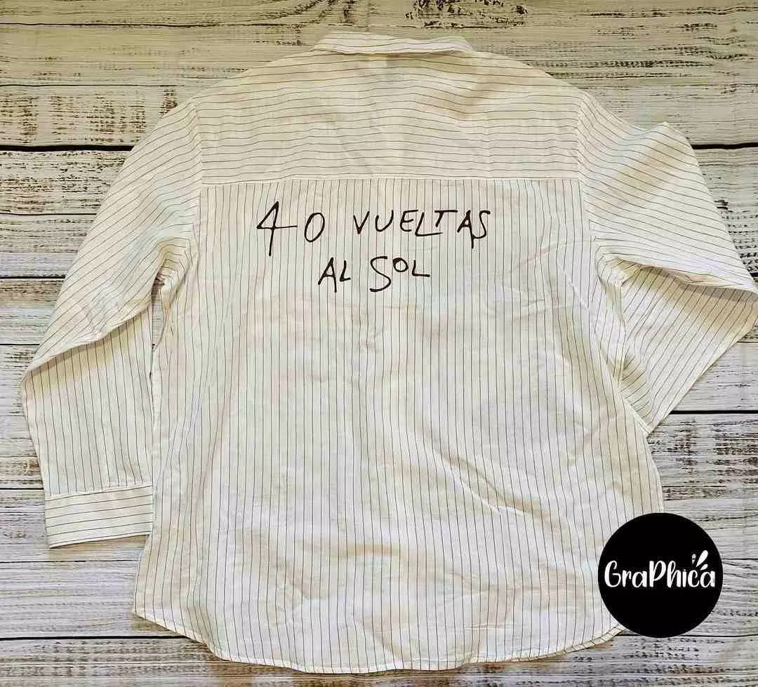 AQueNoMeSuenAS's tweet photo. 😍 camisa personalizada @alejandrosanz 😍

#Repost @graphica_toluca 
——
40 vueltas al sol 😍

Todo el equipo deseamos que estas 40 vueltas sean las mejores! 

#alejandrosanz #cuarentavueltasalsol #personalizados #toluca #metepec #hechoamano #hechoconamor #GraPhica https://t.co/G6aDw592x8