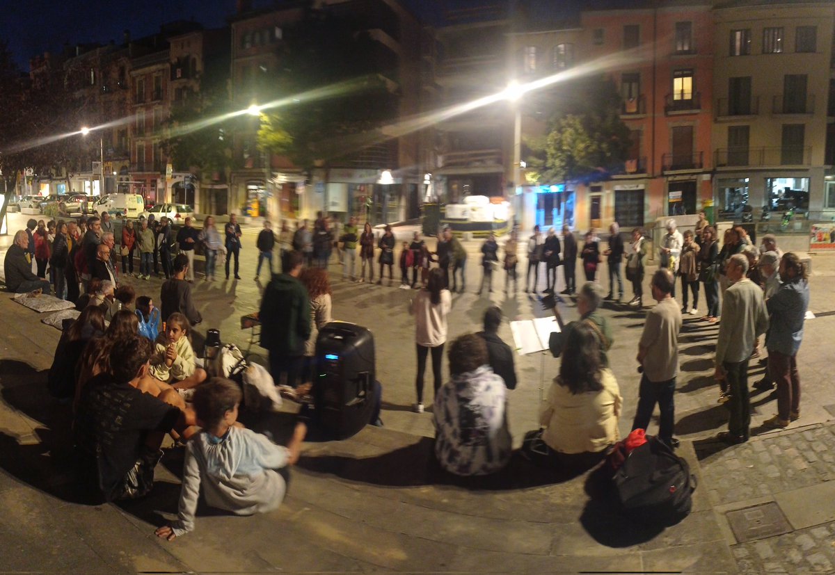 Avui, després de 240 dilluns consecutius acompanyem <a href="/cantem_Vic/">MúsicaLlibertatVic</a> en la seva darrera cantada per la llibertat.
#EndavantiForça #LaLluitaContinua