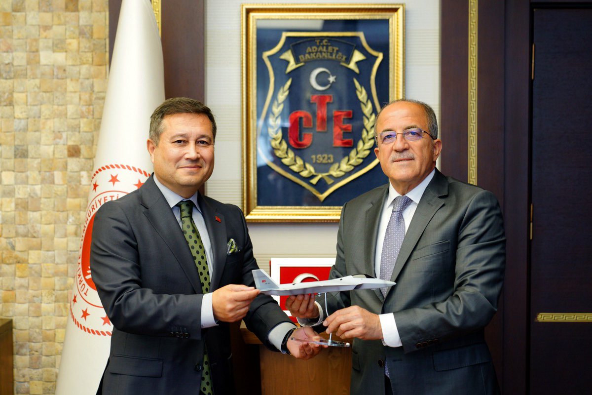 Ceza ve Tevkifevleri Genel Müdürlüğü’ne atanmam nedeniyle hayırlı olsun ziyaretinde bulunan, Milli Savunma Bakan Yardımcısı Sayın Şuay ALPAY'a nazik ziyaretleri için teşekkür ediyorum.