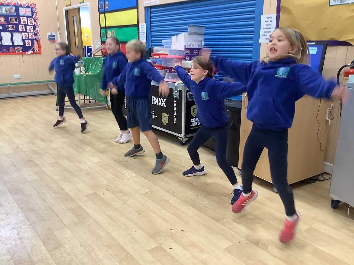 StAgnesY3's tweet photo. Year 3 loved being put through their paces by Team GB heptathlete Lucy Turner today 💪 https://t.co/rDYwrG7KTd