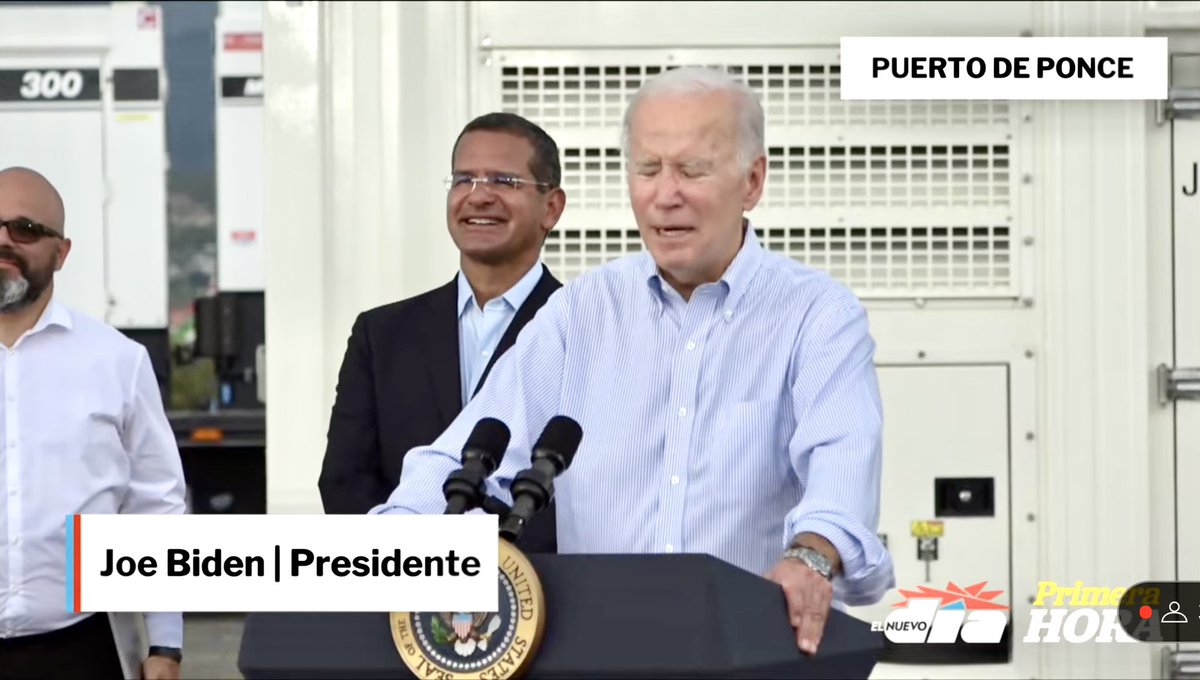 ReynaldoAlegria's tweet photo. Sorprende la cara de alegría y gran "contentura" del gobernador... uno hubiese esperado las caras que se ven en medio de una tragedia... estas caras dan la impresión de que este nuevo "rescate" económico viene, una vez más, al salvar nuestras islas... #PeErre https://t.co/4KfCUdb4Qg