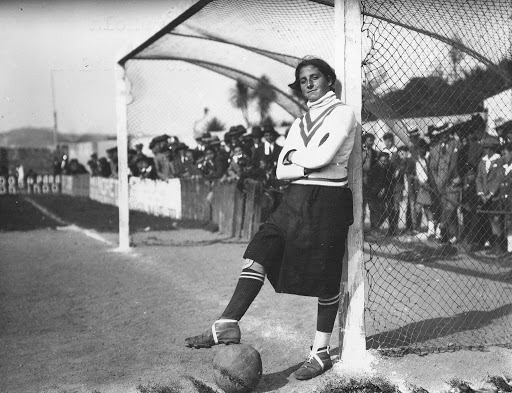 Sabías que a primeira muller futbolista de España era galega? A coruñesa Irene Gónzalez fíxose un oco nun deporte de homes nos anos 20, abrindo camiño a rapazas que, coma ela, querían xogar ao fútbol. Logo de xogar en varios equipos incluso fundou o seu propio. #Galicia