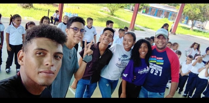 OrianaRivero_2's tweet photo. Desde el C.E. Laureano Villanueva #Yaritagua #Yaracuy damos la bienvenida a los niños y niñas de la patria en su regreso a clase
#Coneses
#JuventudPazYVida
#RegresoAClases
@Danimoraleshoy
@FunMovPazYVida1
@NicolasMaduro https://t.co/SMyl6ANruT