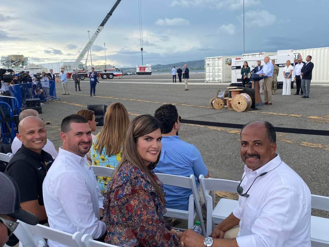 Un equipo, eso conformamos con nuestros legisladores <a href="/djtorresgarcia/">Domingo J. Torres García</a>, <a href="/fourquetponce/">Angel “Tito” Fourquet</a>, <a href="/mariallysenado/">Marially González</a> y Ramoncito Ruiz. Esta tarde, me acompañan en la visita de <a href="/POTUS/">President Donald J. Trump</a>. ¡Gracias a todos por ese respaldo tan necesario para nuestra gente!