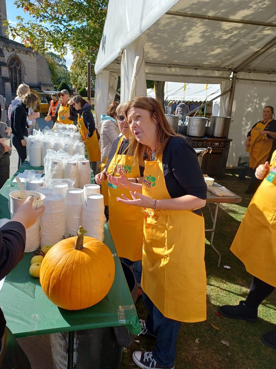 NELincsChaplain's tweet photo. #EdibleGrimsby on Saturday celebrated the achievements of numerous community groups who’d learned to grow their own food, cook it in new ways, & then share that food with others. Here’s their fantastic #CommunityKitchen which served several thousand taster dishes #GrowCookShare https://t.co/nwcTqzYWhB