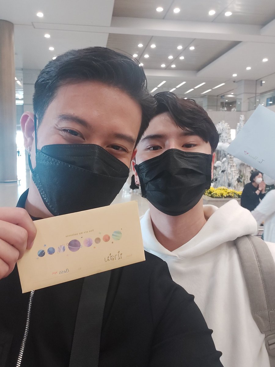 morncharn's tweet photo. 내 편지 들고 인증샷두 찍어줌 ㅠㅠ 하고싶은 말 직접 못한 건 편지에 다 들어있어ㅠㅅㅠ 즐거운 한국여행 되어주세요🥰 #BossPeter #BPT #บอสปีเตอร์ 사진은 카나쌤 폰으로 찍어주심❤️ @WD_BB25V https://t.co/hOC5IXVIyH