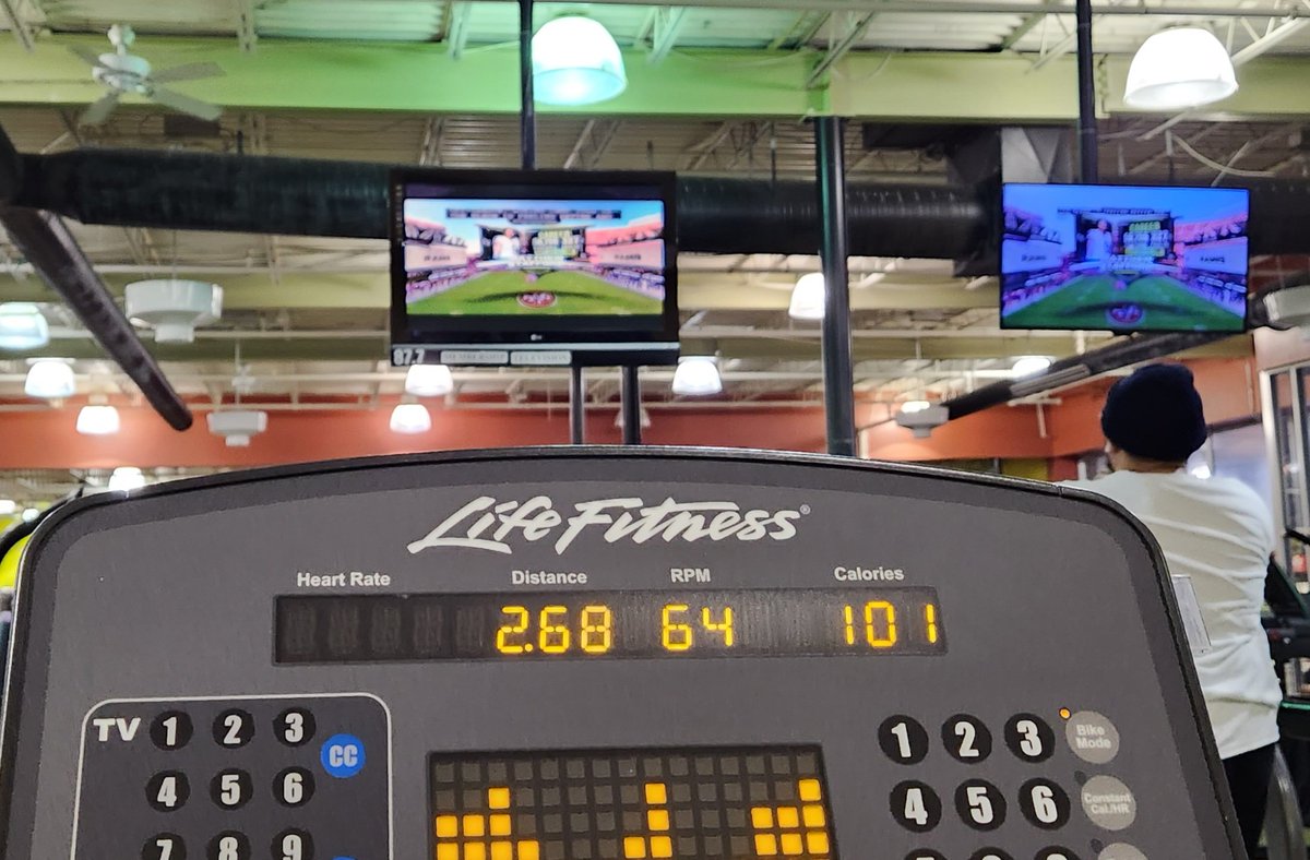 TomPorterDC's tweet photo. My colleague @321Bohm the #ruckstar motivated me with his healthy Instapost to get up off the couch and away from my daughter's brownies to watch the Niners at the gym while burning cals. https://t.co/oL833l4lek