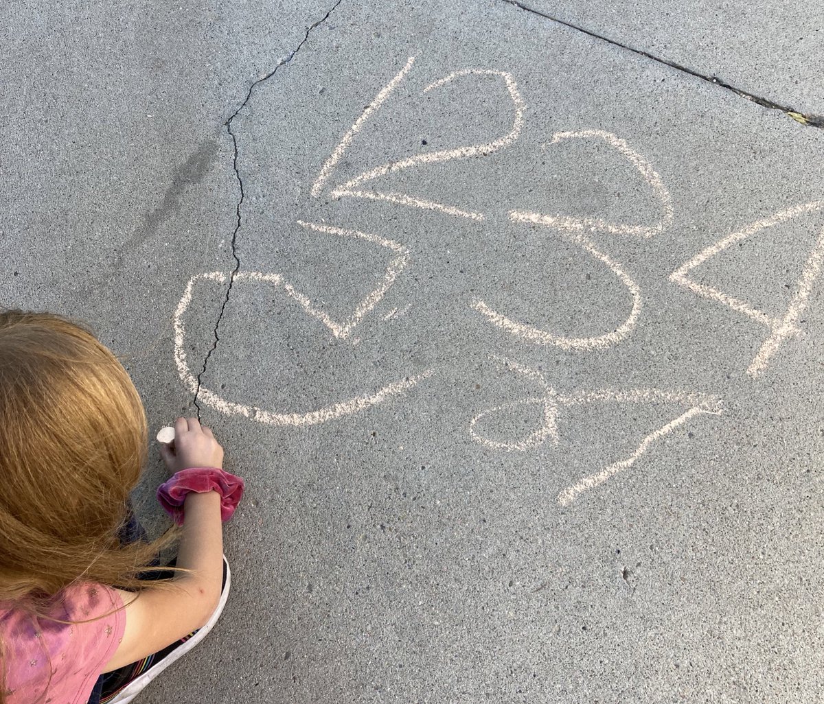 MrsBruggeman379's tweet photo. When the weather is beautiful, you take number writing outside! #lincoln379 #usd379 #happyclassrooms #numberwriting #firstgrade https://t.co/iSTG2BrQdU