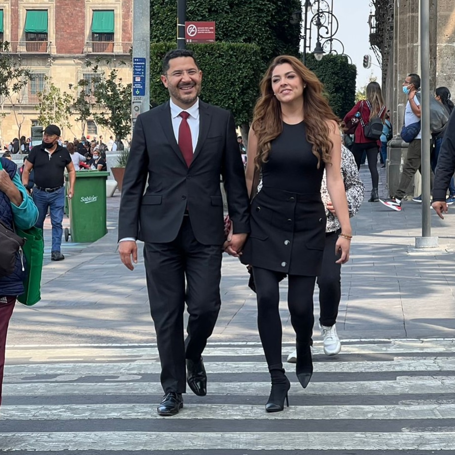 martibatres's tweet photo. Después del exitoso 4o Informe de la Jefa de Gobierno @Claudiashein, mi esposa @DanielaCordAre pasó por mi para invitarme a comer. https://t.co/9FxYLJq5IG