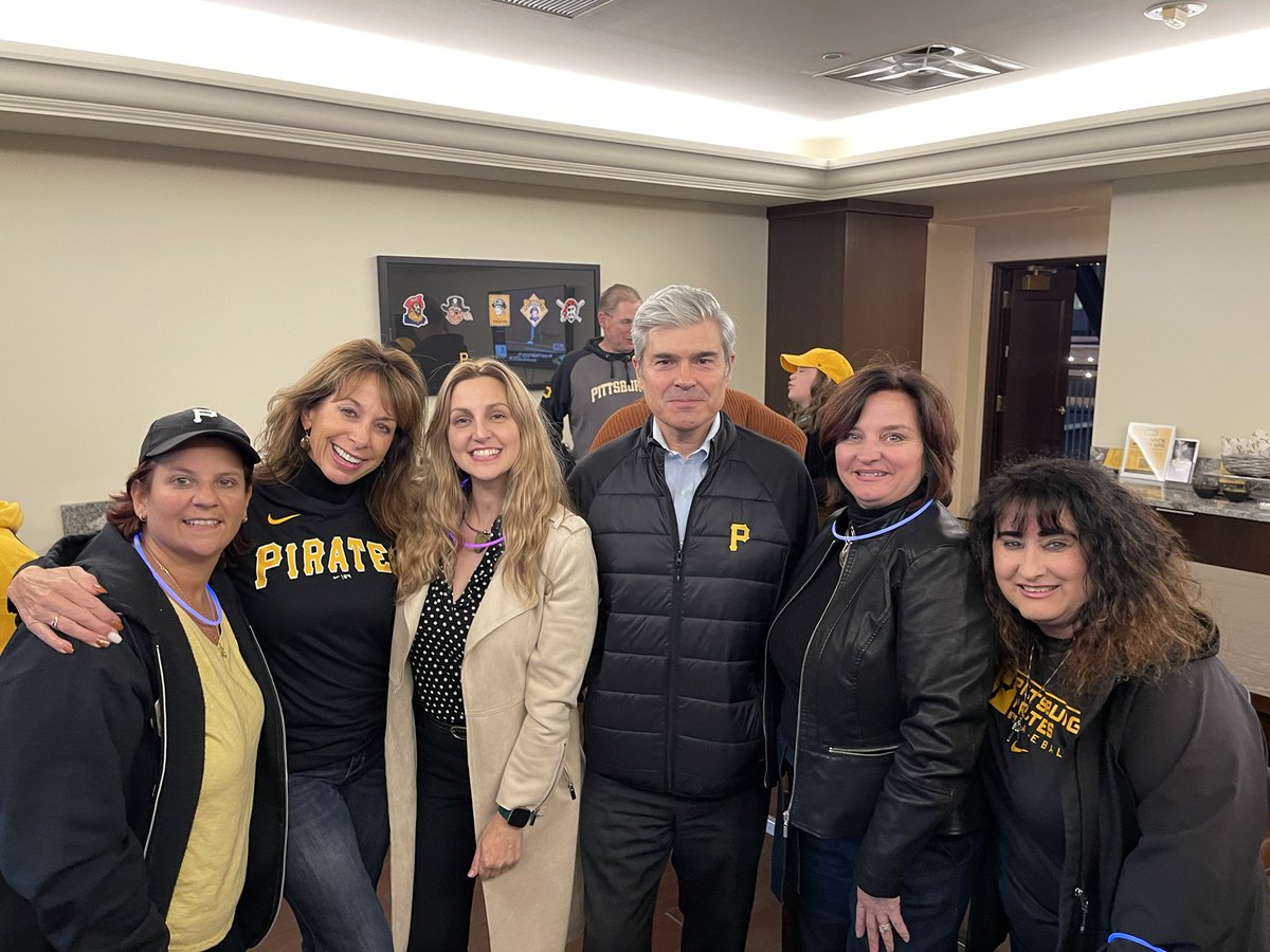 rlvmr2014's tweet photo. United Pittsburgh Pirates ballgame tonight with Mr. Nutting ! #goodleadstheway #united https://t.co/ayeDBGsS3j