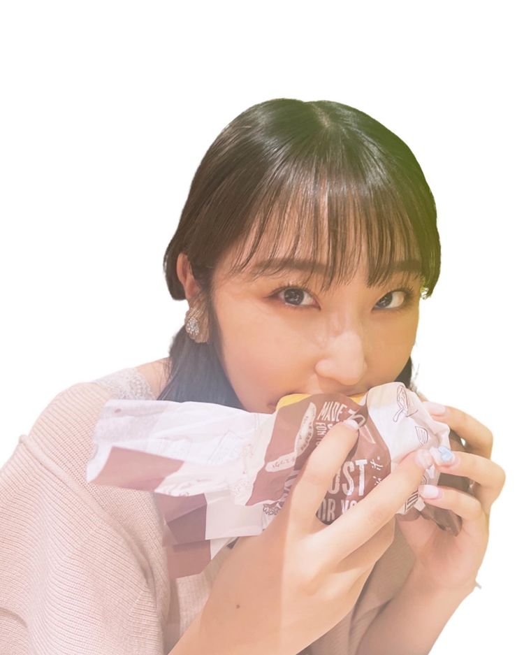 JuiceFamilia's tweet photo. Manakagram:
"🌕🍔🍳
Tsukimi Burger with Rurucha this year too ♡
We also went shopping!
She was cute today too~
#juicejuice #DambaraRuru-chan #InabaManaka #Manakan #Manaruru #TsukimiBurger #NomNomRuru #Cutie #ThereWasAWallWithManaruruColors 💓🧡" https://t.co/yptFuuY4MA
