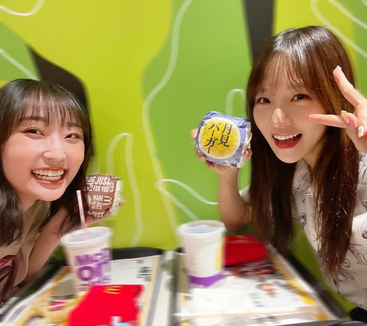 JuiceFamilia's tweet photo. Manakagram:
"🌕🍔🍳
Tsukimi Burger with Rurucha this year too ♡
We also went shopping!
She was cute today too~
#juicejuice #DambaraRuru-chan #InabaManaka #Manakan #Manaruru #TsukimiBurger #NomNomRuru #Cutie #ThereWasAWallWithManaruruColors 💓🧡" https://t.co/yptFuuY4MA