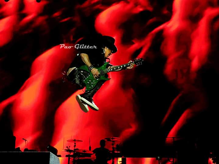 Slasheros's tweet photo. @Slash, Montevideo, Uruguay 02/10/2022 https://t.co/XbaaC99BMG