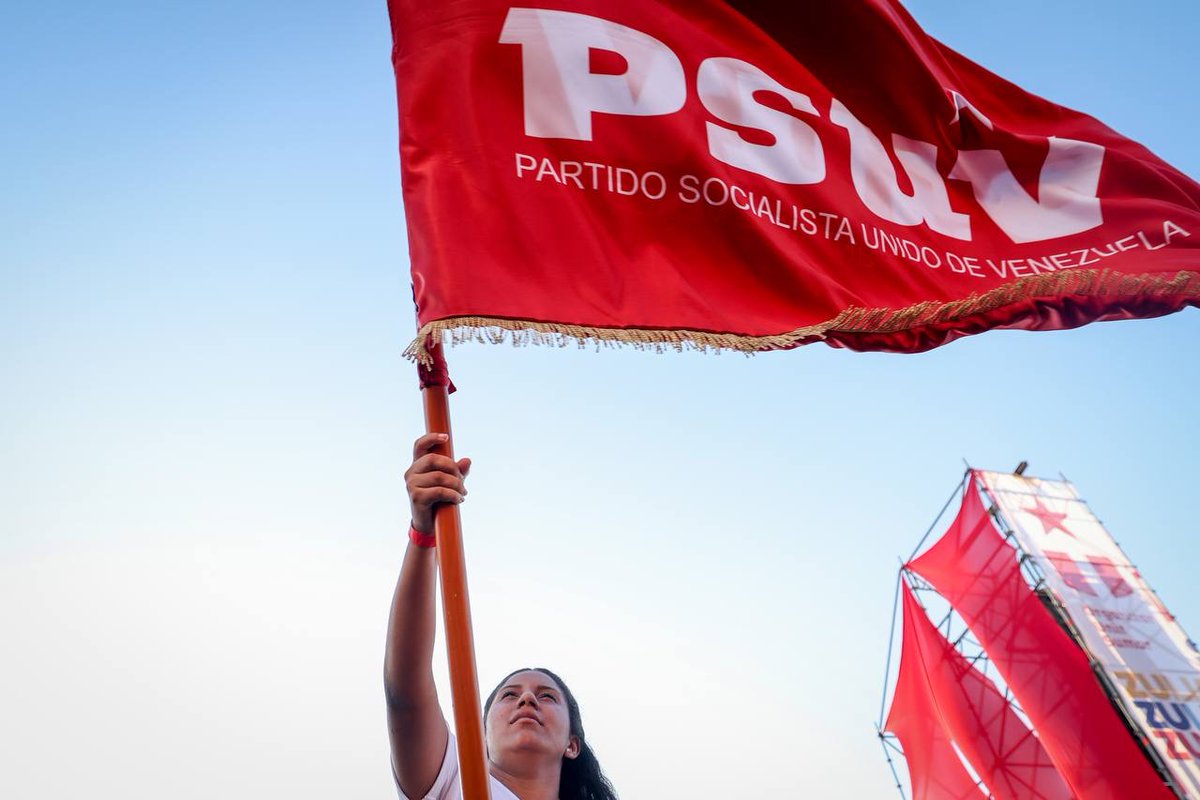 NicolasMaduro's tweet photo. Envío un caluroso abrazo al pueblo zuliano por esa hermosa juramentación de sus Estructuras de Base. Cada vez más, se renueva el compromiso y la voluntad de transitar hacia la nueva Época para consolidar la Patria Socialista. ¡Viva el PSUV! ¡Venceremos! https://t.co/FIJ3L1jVlF