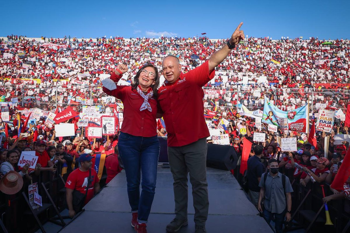 NicolasMaduro's tweet photo. Envío un caluroso abrazo al pueblo zuliano por esa hermosa juramentación de sus Estructuras de Base. Cada vez más, se renueva el compromiso y la voluntad de transitar hacia la nueva Época para consolidar la Patria Socialista. ¡Viva el PSUV! ¡Venceremos! https://t.co/FIJ3L1jVlF