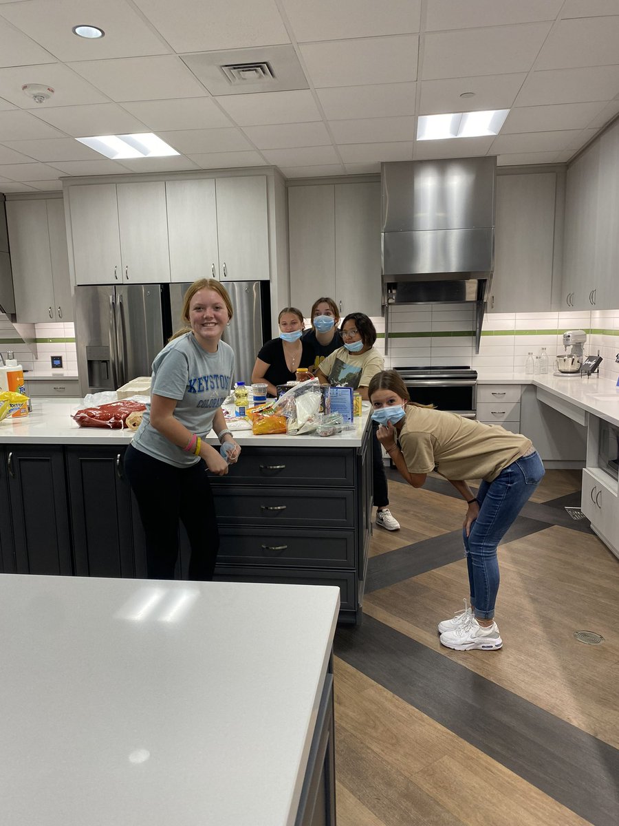 Ms. Smith and these ladies took advantage of the Challenge period and made a second trip to the Ronald McDonald House to serve meals fo families who have children in the hospital.  Great example of community service and putting others before themselves!  Great job Dragons!