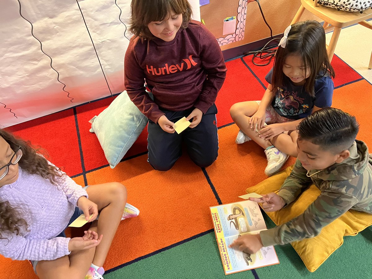 _mrscardenas's tweet photo. Today we explored nonfiction texts!We spy text features ๐ @nisdelemelar #readersareleaders #InformationalTexts https://t.co/jWzgQBMIRF