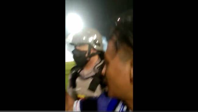 Viral Video Aremania Memohon Polisi Tak Tembaki Tribun dengan Gas Air Mata, tapi Dibalas Bentakan dlvr.it/SZSHGX