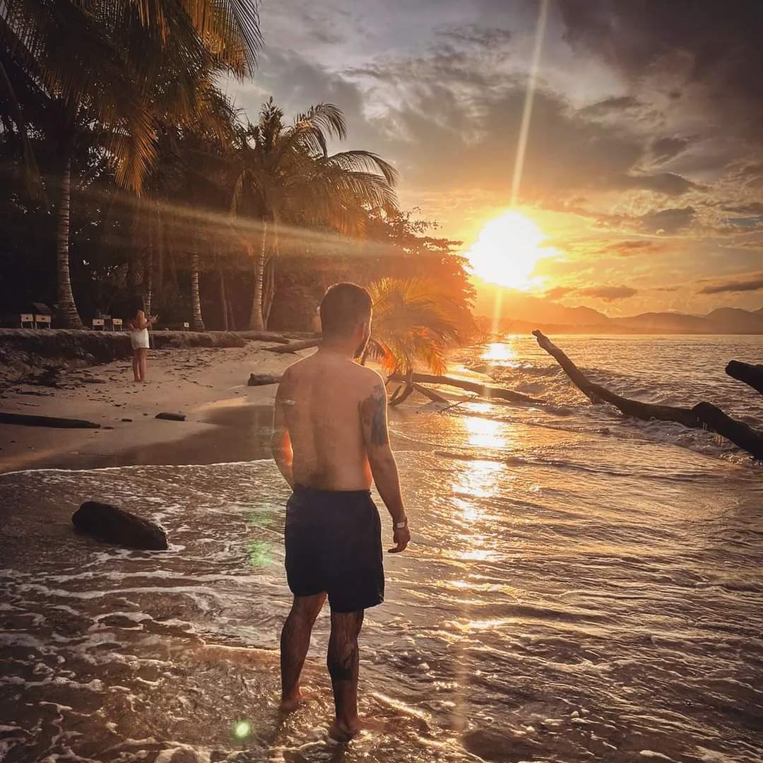 Camilo_Cuervo's tweet photo. #NuevaFotoDePerfil🎶 Vivir es más que respirar es notar que un sueño crece
Es saber que en los dos días, eres tú el puto jefe
En sentir que pa' llorar ya inventaron a otra gente! 🎶

By: @omargaitan14 

#playa #mar #elviajerohostel https://t.co/7nuAYMBqW0