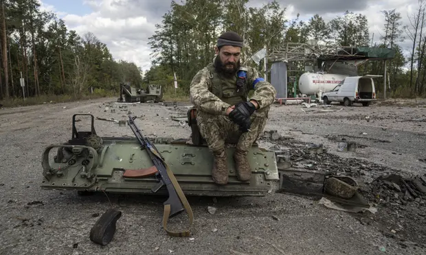 senguptacanada's tweet photo. #Russia-Ukraine War: A #Ukrainian serviceman smokes a cigarette after he finds and identifies a #dead body of a #comrade in recently #recaptured town of #Lyman, #Ukraine, Monday, 3 October 2022. https://t.co/S70blxEkVu