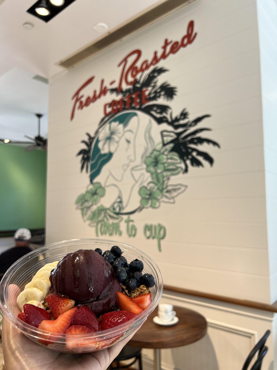 今日の #3時のハワイ はモアナサーフライダー店のホノルルコーヒーをご紹介😋 

暑い日にはアサイーボウルでリフレッシュ🥣🍓🫐🍌店内の可愛いロゴの壁の前で記念写真😆

#ハワイ #ハワイ旅行 #ハワイ好きな人と繋がりたい #ハワイグルメ #ワイキキ #モアナ #ハワイ観光
