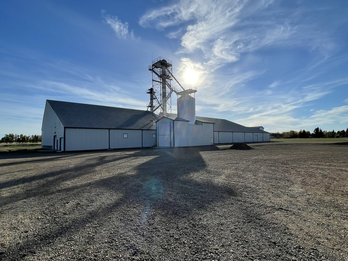 hillyer78's tweet photo. Have you been around #Wanham lately? This is how you service an ag market? @NutrienAgRetail @NutrienAg_Peace What an investment by our @NutrienAg_NAB team, continuing to service the business… I heard they can treat with #AtlasXC @AgricenCo @AGRICENLIFER #Nitrain @LovelandCDN https://t.co/BSBFkxuhn6