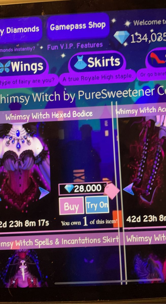 royalsah_'s tweet photo. ITS FUCKING ODUT GIYS #royalween2022 #royalehighupdate #royaleween https://t.co/naoCo7JAwl