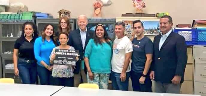 Marlese Sifre (@marlesesifre) on Twitter photo ¡FOTAZO! Líder ambientalista le sacó el letrero de “FUERA LUMA” cuando tomaron la foto con un grupo de voluntarios, el Gobernador y <a href="/POTUS/">President Donald J. Trump</a>...👏🏽👏🏽
Crédito: Comité Diálogo Ambiental y gracias <a href="/scaquiascruz/">Sandra Caquías Cruz</a> por compartirla. ¡FOTAZO! Líder ambientalista le sacó el letrero de “FUERA LUMA” cuando tomaron la foto con un grupo de voluntarios, el Gobernador y <a href="/POTUS/">President Donald J. Trump</a>...👏🏽👏🏽
Crédito: Comité Diálogo Ambiental y gracias <a href="/scaquiascruz/">Sandra Caquías Cruz</a> por compartirla.