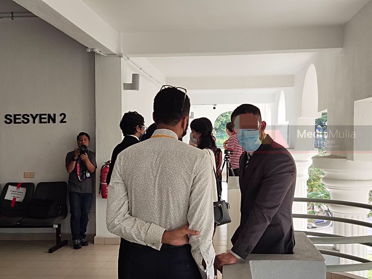 kool101my's tweet photo. 1. Sepang: Pelakon lelaki popular yang sebelum ini dikatakan akan dihadapkan ke mahkamah tiba di Kompleks Mahkamah Sepang di sini kira-kira pukul 8.10 pagi tadi.

#BuletinFM #pelakon #mahkamah #pelakonpopular #popular #videopanas

Sumber: @kosmo_online https://t.co/YjPZMTfxpS