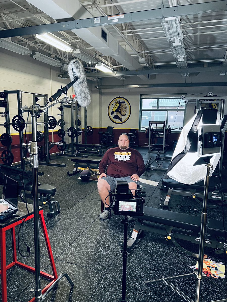 BethuneBowmanFB's tweet photo. 💻🎥Content Creators at Work🎥💻
BBHS Sports Media x Mohawks Football
•
•
#FeatureWork #HighSchoolSports #BBHSFootball #SportsMediaClub #SportsMediaCrew https://t.co/Yy1ajla0VL