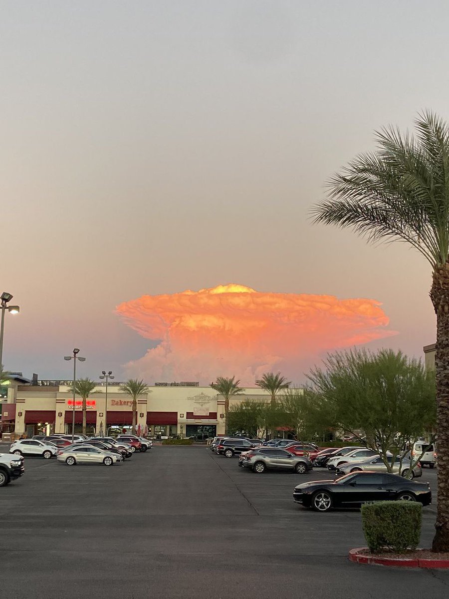 NewsDayMundo's tweet photo. 🇺🇸 | FOTOS. Residentes de Las Vegas se asustaron cuando vieron una nube gigante con forma de hongo, pensando que de trataba de alguna explosión nuclear. Muchas personas fotografiaron el evento natural. https://t.co/xrAhjuQClQ