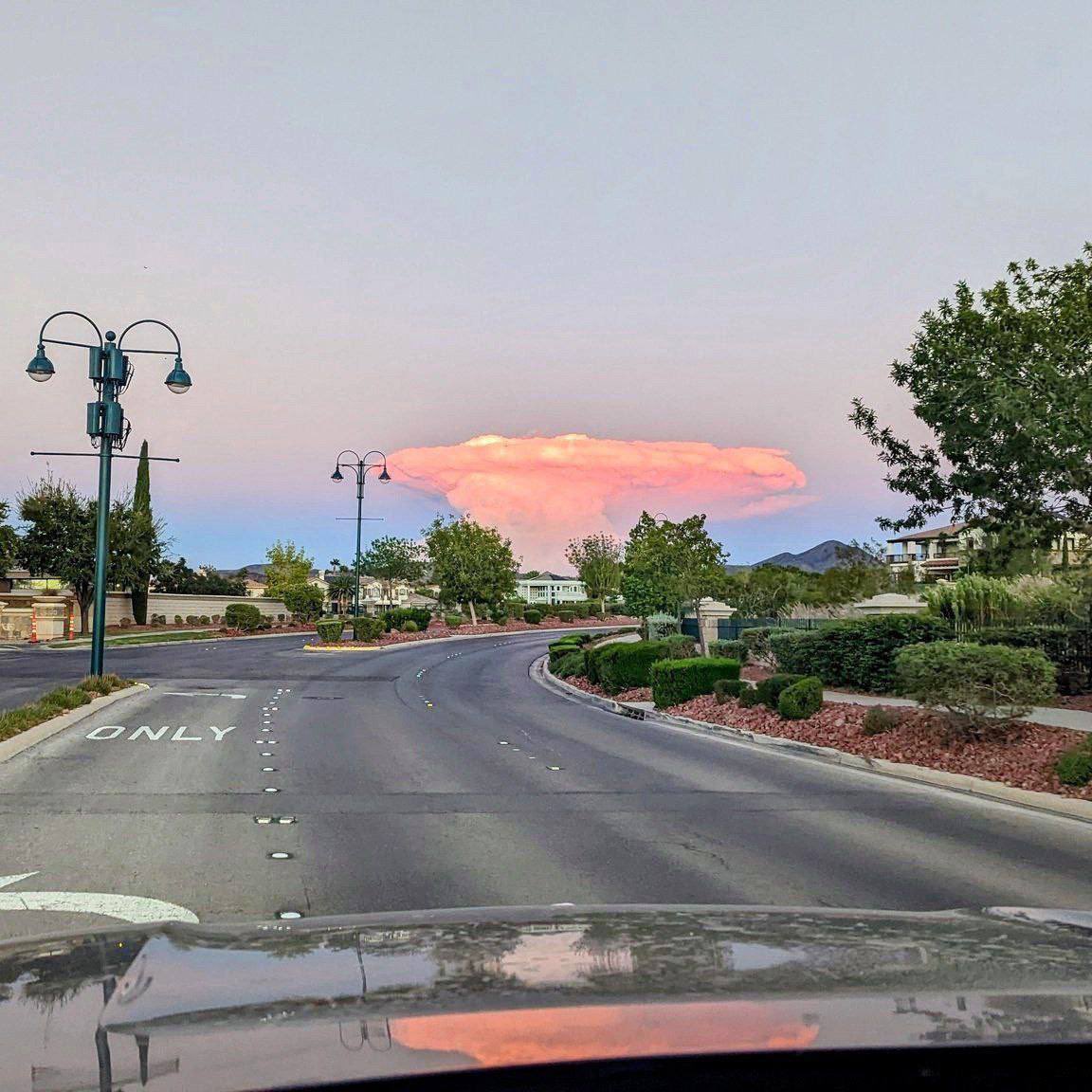NewsDayMundo's tweet photo. 🇺🇸 | FOTOS. Residentes de Las Vegas se asustaron cuando vieron una nube gigante con forma de hongo, pensando que de trataba de alguna explosión nuclear. Muchas personas fotografiaron el evento natural. https://t.co/xrAhjuQClQ