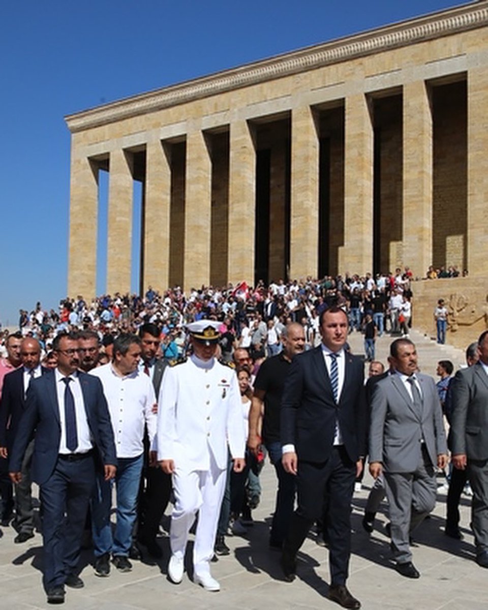 Saraylarda boyun eğerek ve Meclis koridorlarında el açarak değil, alanlardan binlerce üyemizle, gür sesimizle, ÖMK’ya hayır dedik. Kulaklarını kapatamadılar, kapatamayacaklar! Onlar durmadıkça biz de durmayacağız! Haklıyız kazanacağız!!! #sorunÖMKçözümTBMM #ogretmenlersahada