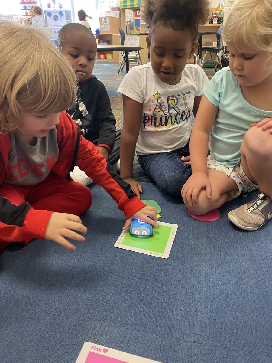 4moores_cmoore's tweet photo. Indi @Sphero helped the Pre-K farmers @NorthPointeA5 travel to the apple orchard and collect the apples! Great problem solving skills in these little learners! #A5EDventure @a5disteam https://t.co/XpTac4OyQL