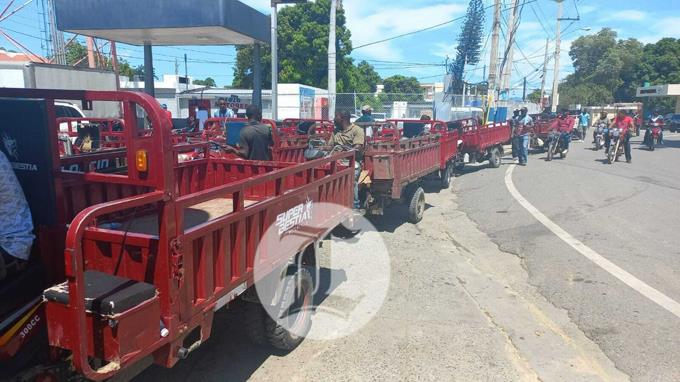 remolacha's tweet photo. Largas filas de haitianos comprando combustibles en Dajabón https://t.co/PsXLfhYjoA

#remolachanet https://t.co/WBfvXKxELs