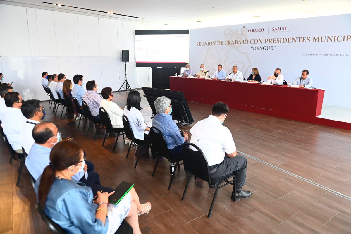 En reunión de trabajo con las y los presidentes municipales, acordamos acciones para mitigar la proliferación del mosquito transmisor del dengue y otras enfermedades, reforzando operativos de nebulización aérea y terrestre, para disminuir la molestia sanitaria.