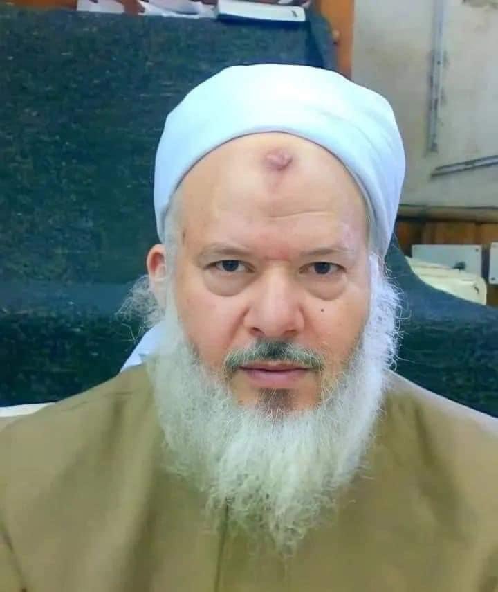 عالم من علماء المسلمين لم ينتبه إلى الشهرة ولم تنتبه له، يعرفه العلماء وطلبة العلم وله من الزاد الكثير وانتفع بعلمه ما الله بهم عليم، توفاه الله اليوم ولم يأخذ حظه من النعي كما ترك حظه من الدنيا، الدكتور أسامة عبدالعظيم رئيس قسم الشريعة الأسبق وأستاذ أصول الفقه بجامعة الأزهر