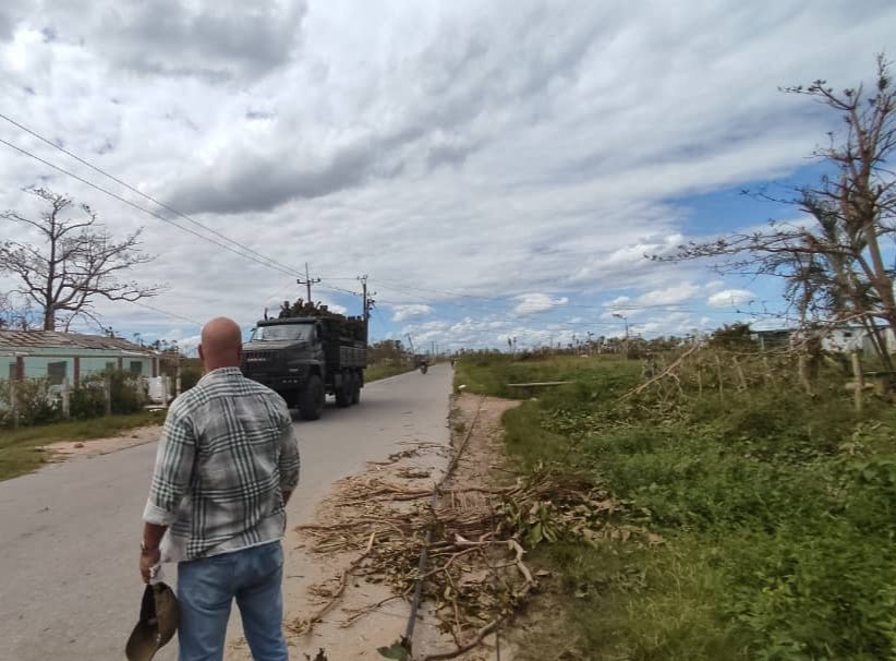 GHNordelo5's tweet photo. Salíamos de La Coloma impactados por la magnitud del desastre, cuando vimos los punticos en el horizonte, avanzando hacia el pueblo: Caravanas de ayuda desde diferentes provincias. ¡Esto es #Cuba!
#CDRCuba #SoyCederista #SomosDelBarrio #FuerzaCuba https://t.co/BvKiyd8bls