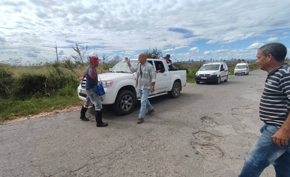Salíamos de La Coloma impactados por la magnitud del desastre, cuando vimos los punticos en el horizonte, avanzando hacia el pueblo: Caravanas de ayuda desde diferentes provincias. ¡Esto es #Cuba!
#CDRCuba #SoyCederista #SomosDelBarrio #FuerzaCuba