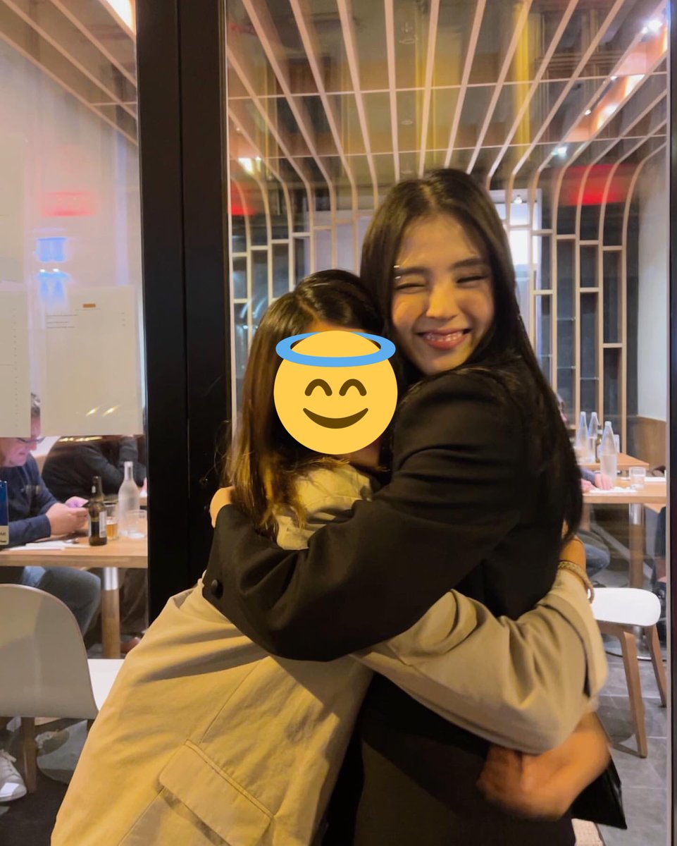 SOHEE HUGGING A FAN😭😭😭me when..