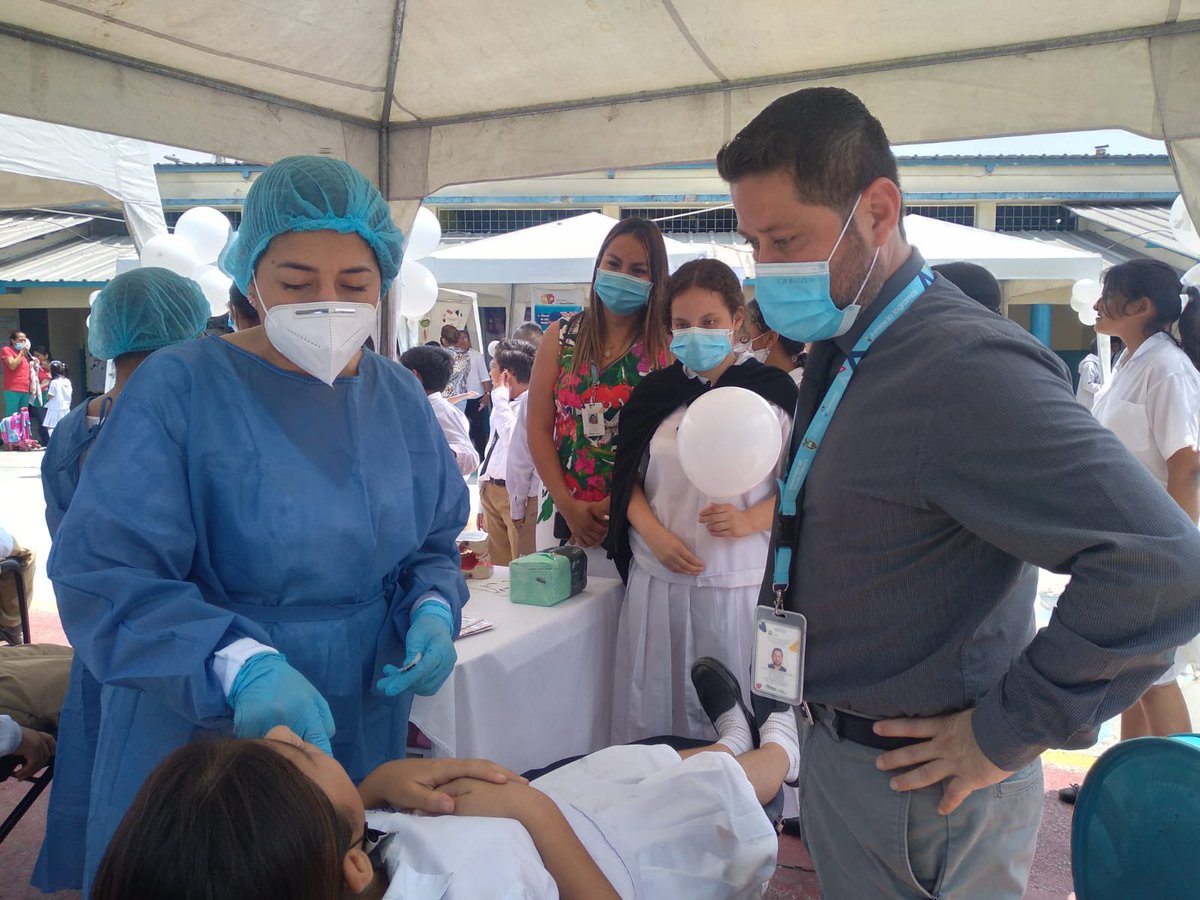 Salud_Guayas's tweet photo. #JuntosPorLaSalud | @drharoldvinueza, director Distrital #09D04, comparte con estudiantes de la unidad educativa 🏫 #JuanTancaMarengo varias actividades por #DíaDelOdontólogo 🦷. https://t.co/OZ55fYSvGh